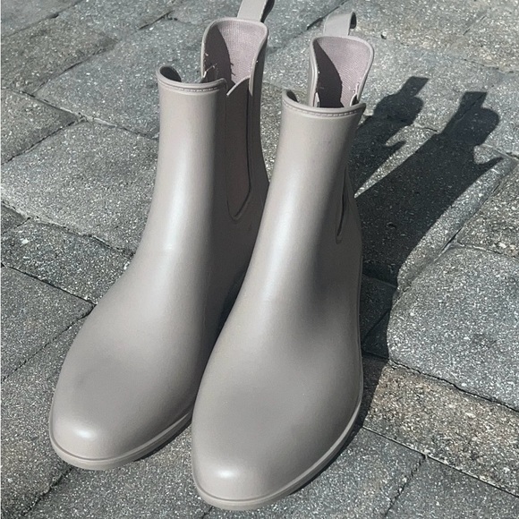 A New Day *  Womens  * RN17730 * Size 11 Beige Rubber Chelsea Boots - Picture 2 of 8